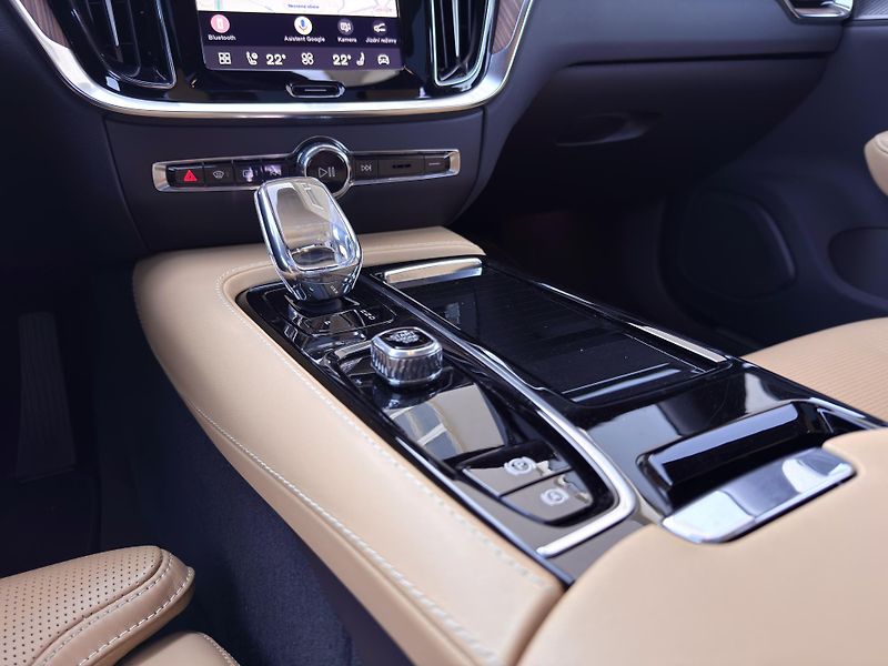 Volvo V60 T8 AWD ULTRA DARK // 335 kW - fotka 24 z 57