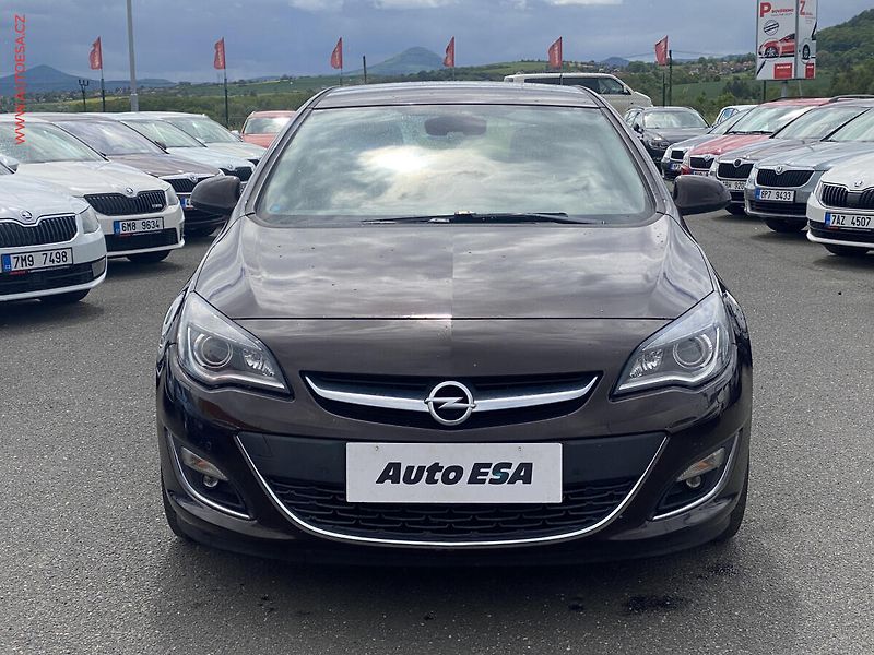 Opel Astra (2012) 2.0 TDCi, AC, navi, park - fotka 2 z 12