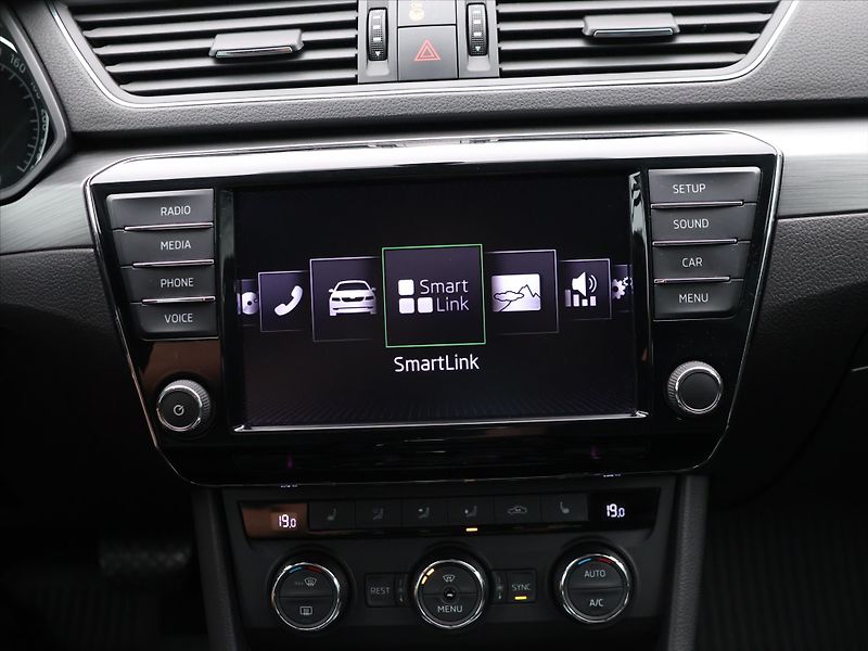 Škoda Superb 2,0 TDI 110kW DSG Style Plus - fotka 19 z 29