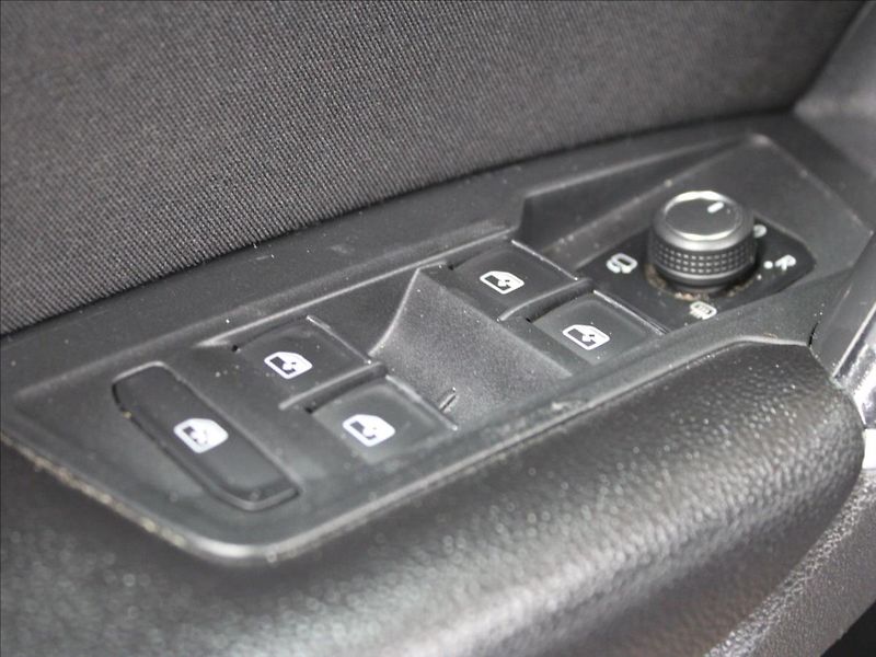 Volkswagen Tiguan 2,0 TDI Highline 4Motion DSG - fotka 15 z 39