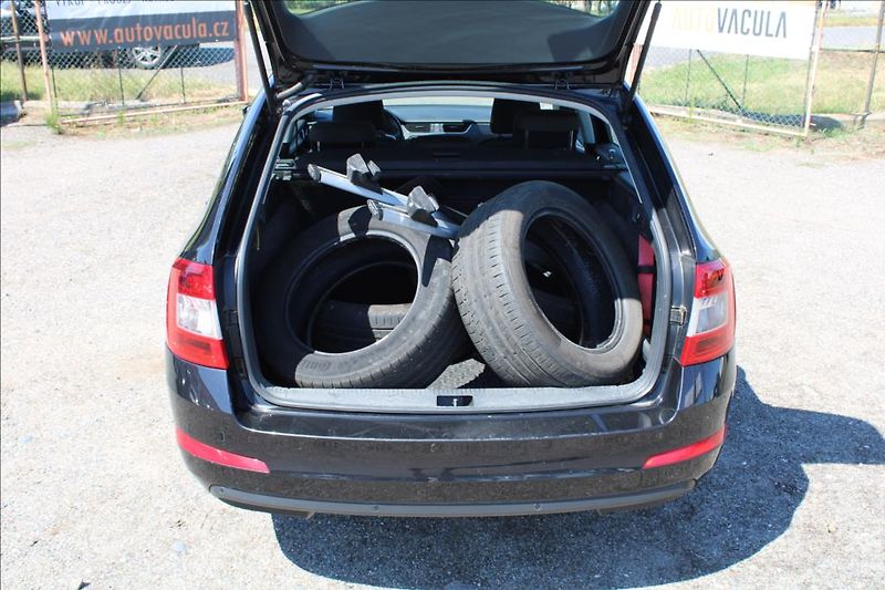 Škoda Octavia 1,6 TDi  DSG,STLYLE,SERVISKA - fotka 13 z 37