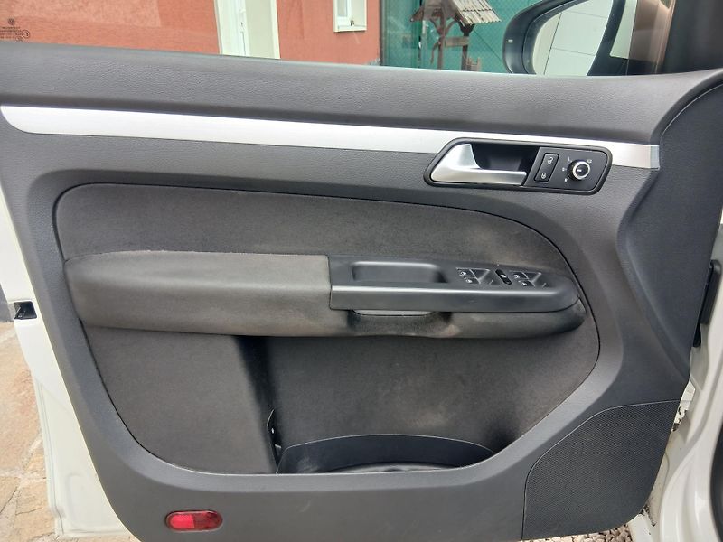 Volkswagen Touran 2.0 TDi - fotka 8 z 42