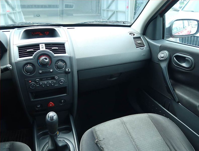 Renault Mégane (2004) Confort 1.6 16V , nová STK - fotka 8 z 15