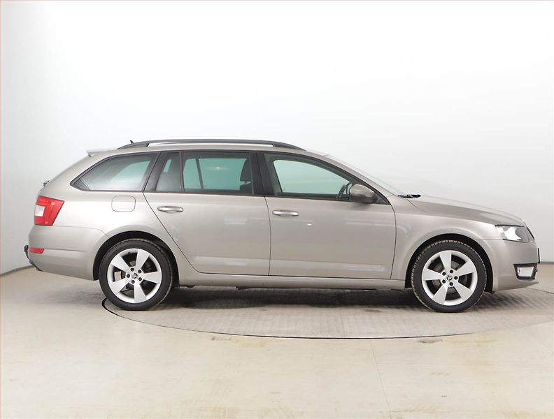 Škoda Octavia (2013) Elegance 1.4 TSI, Kůže, Navi - fotka 6 z 17