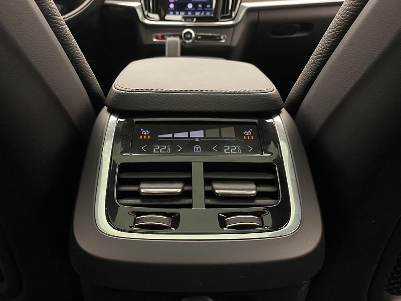 Volvo V90 CC B4 AWD MOMENTUM AUT - fotka 34 z 65