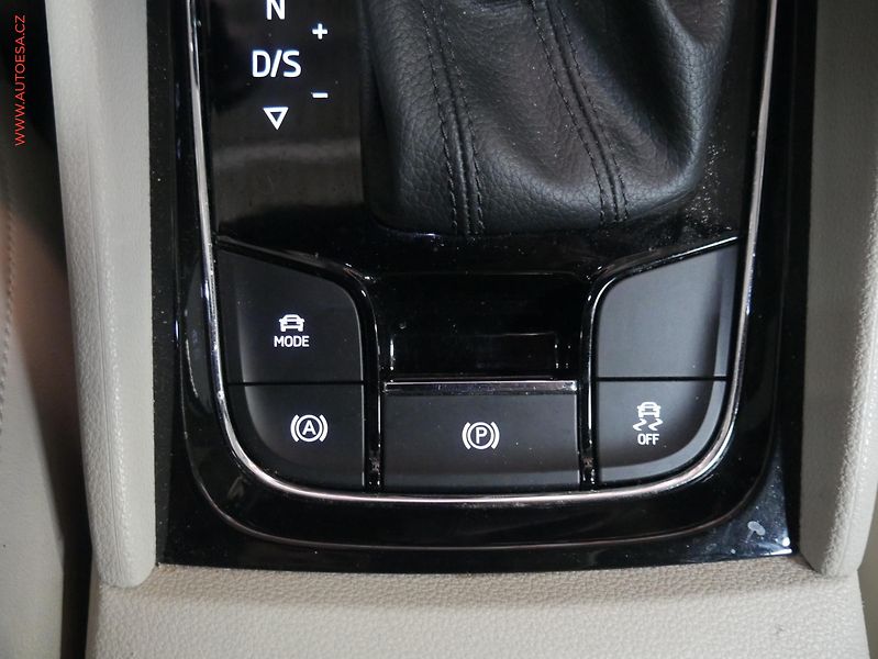 Škoda Karoq (2017) 1.5TSi, ČR, Style, DSG, kůže - fotka 25 z 28