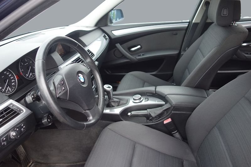 BMW Řada 5 530d PĚKNÝ !!! SERV.KNIHA ! - fotka 16 z 37