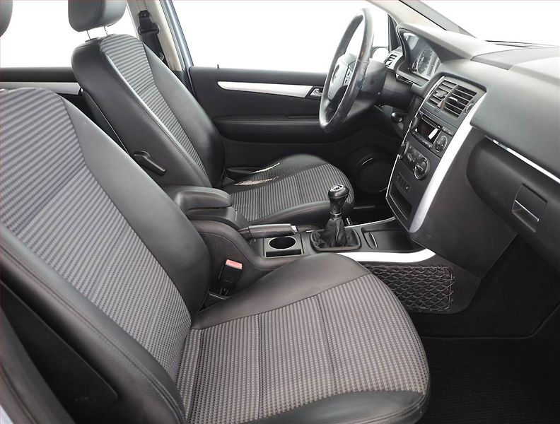 Nissan Juke (2012) 1.6 i, Navi, Tempomat - fotka 9 z 14