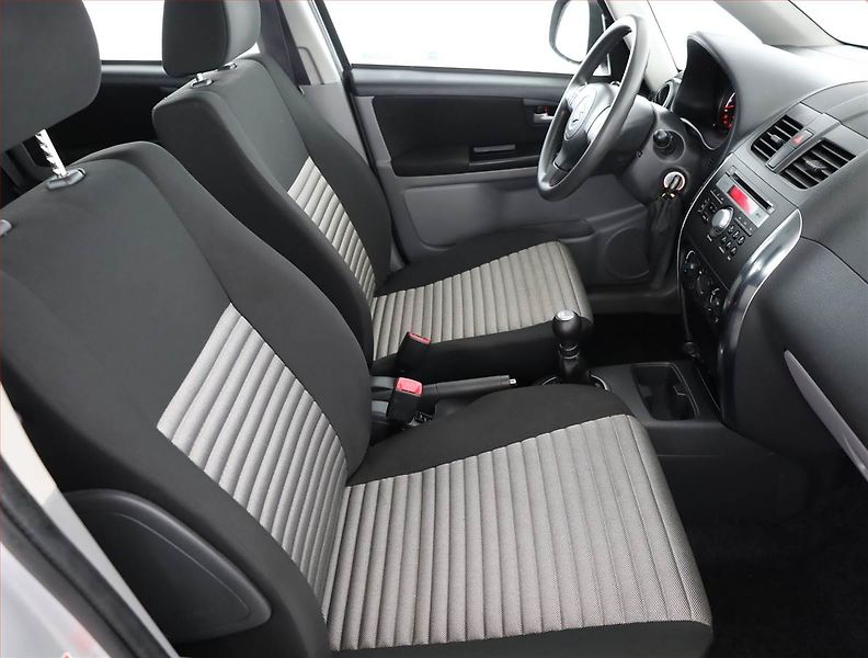 Suzuki SX4 (2015) 1.6 VVT, 4X4, ČR,1.maj - fotka 7 z 15