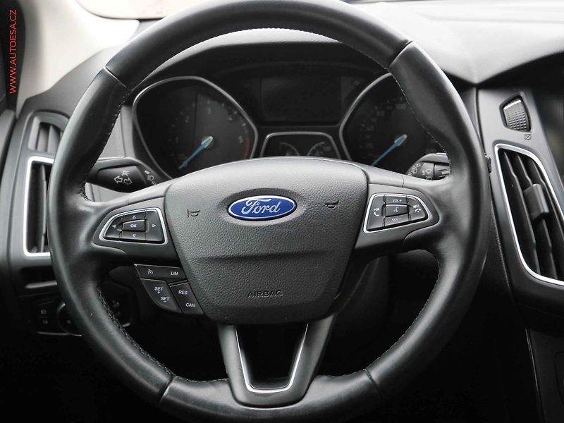 Ford Focus (2014) 1.6 TDCi, ČR, AC, TZ, park - fotka 12 z 20