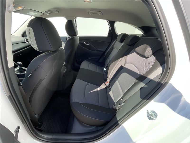 Hyundai i30 1,5 T-GDI Combi Comfort PDC - fotka 15 z 23