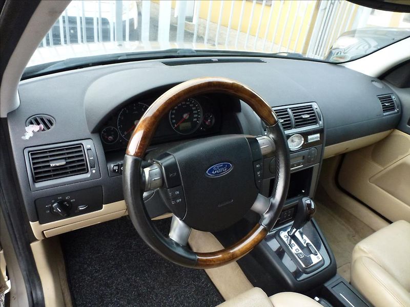 Ford Mondeo 2,5 i V6 24V Ghia Automat - fotka 48 z 49