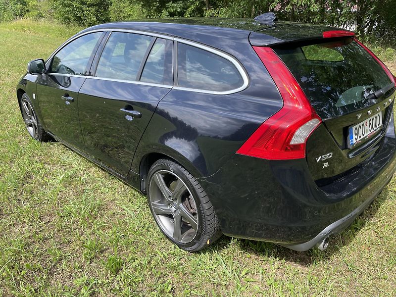 Volvo V60 (2011) Volvo V60 2,4 D5 AWD, R-Design - fotka 13 z 36