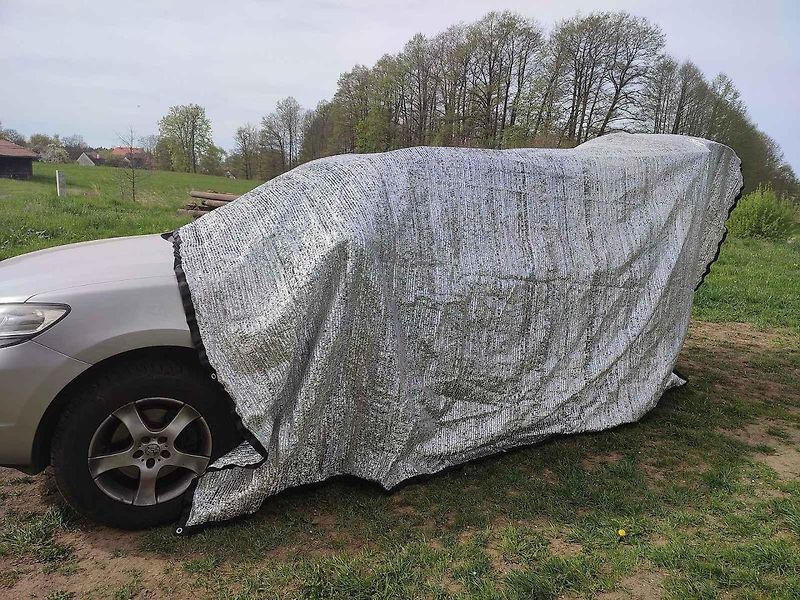Protisluneční plachta na auto pomáhá výrazně snížit teplotu v interiéru.