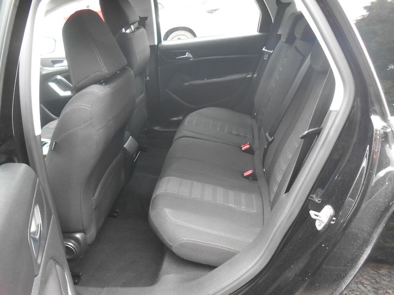 Peugeot 308 1.6HDi, KAMERA,NAVI,FULL LED! - fotka 23 z 40
