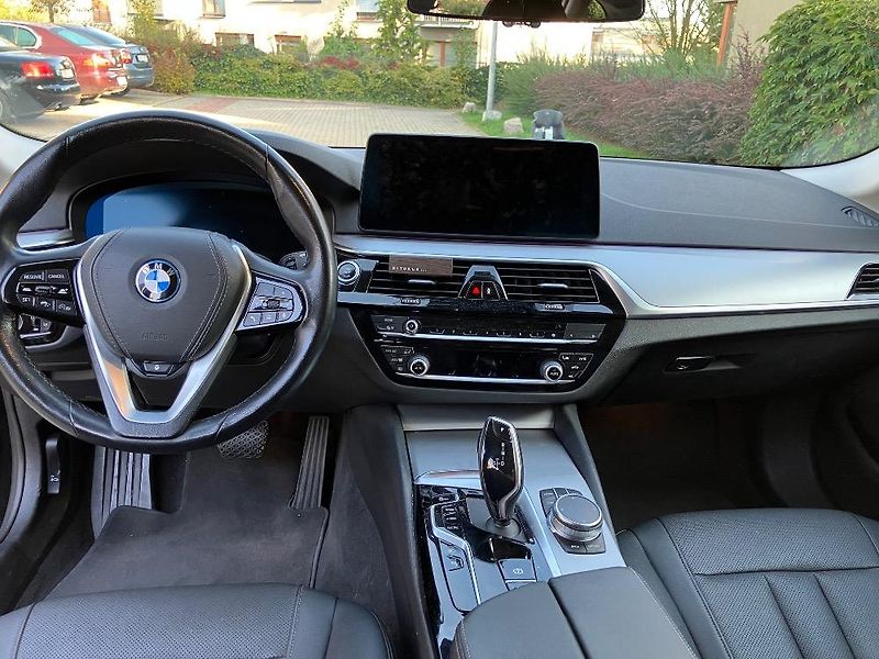 BMW Řada 5 (2022) 530e xDrive - fotka 11 z 16