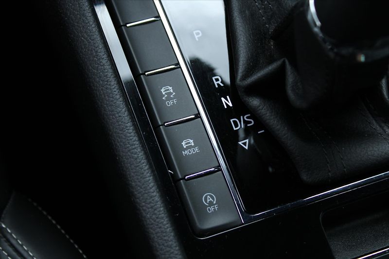 Škoda Superb 2.0 TDI 140kW L&K 4X4 TAŽNÉ - fotka 27 z 31