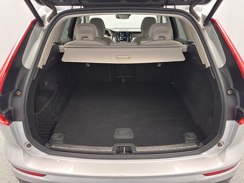 Volvo XC60 B4 AWD MOMENTUM PRO REZERVACE - fotka 5 z 43