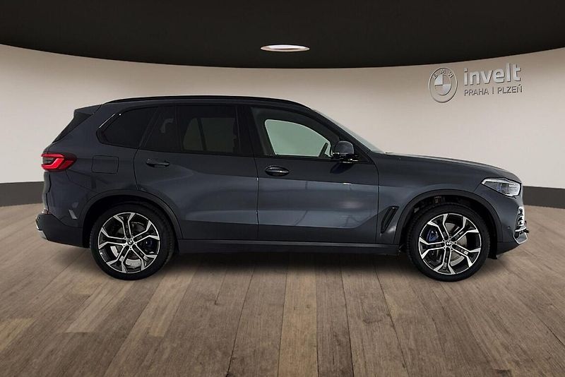 BMW X5 xDrive40i - fotka 2 z 27
