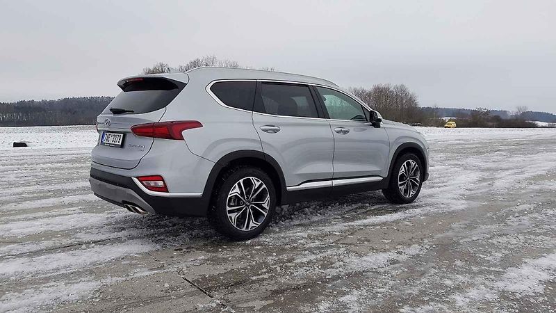 Hyundai Santa Fe vsadilo na nápadný design. Uveze až sedm cestujících.
