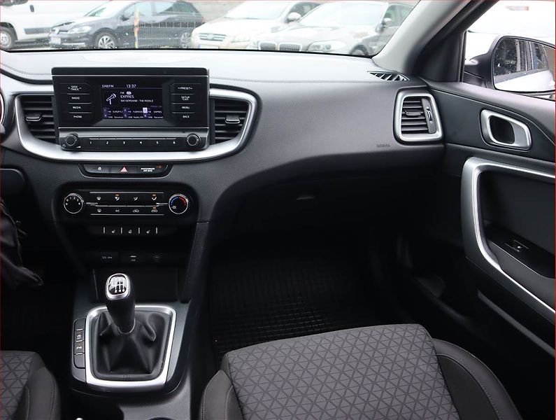 Kia Ceed (2023) 1.5 T-GDI, Serv.kniha - fotka 8 z 18