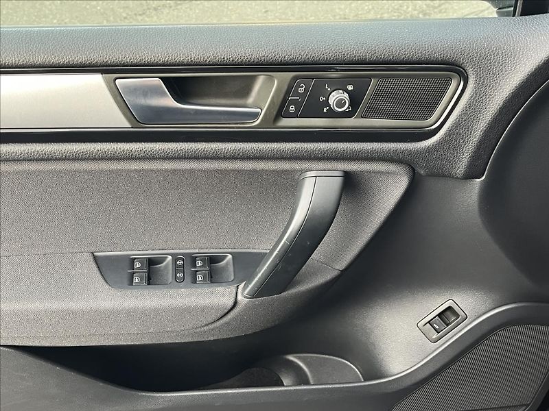Volkswagen Touareg 3,0 TDI  V6 150 kW DSG 4M - fotka 19 z 36