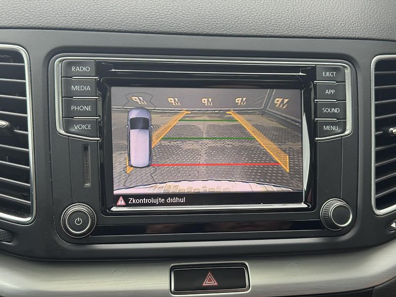 Volkswagen Sharan (2017) 2.0TDi 110kW 4M Highline 7míst - fotka 41 z 52