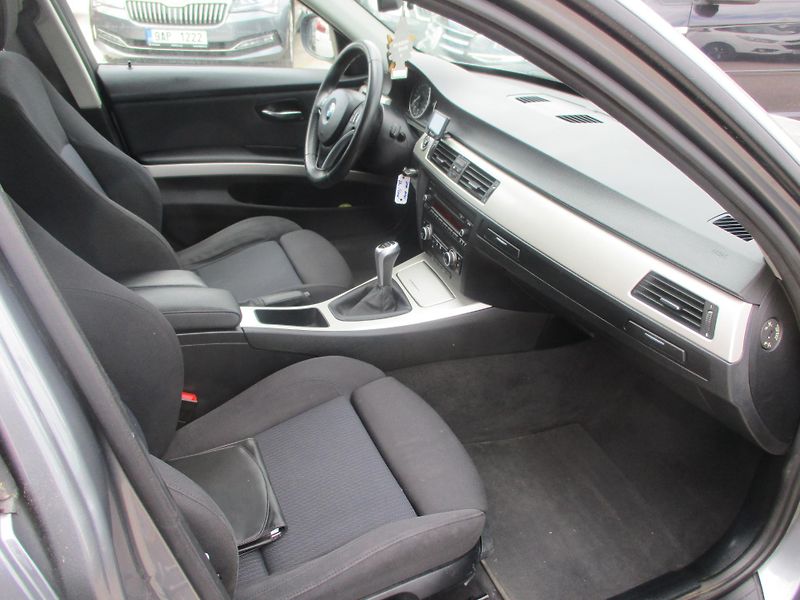 BMW Řada 3 (2011) 320i combi - fotka 5 z 9