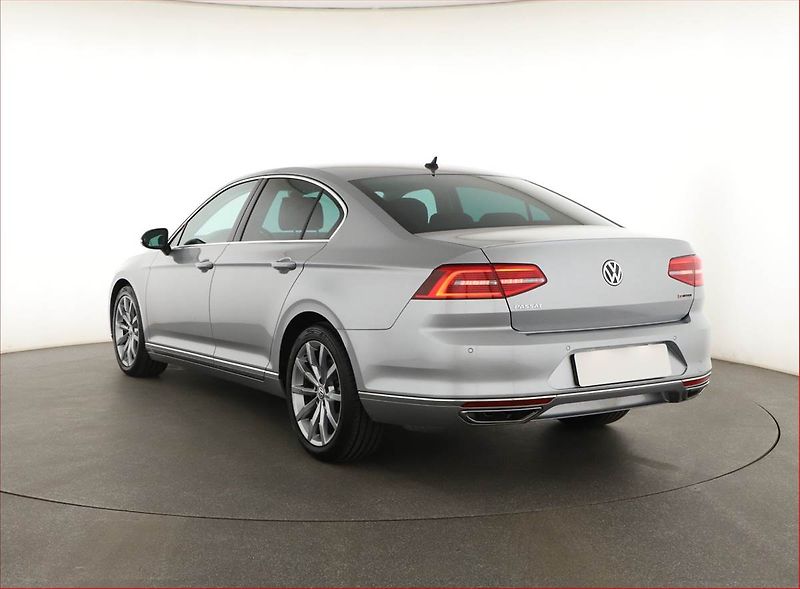 Volkswagen Passat (2019) 2.0 TSI - fotka 4 z 20