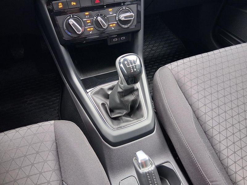 Volkswagen T-Cross LIFE 1.0 TSI 70 kW - fotka 19 z 23