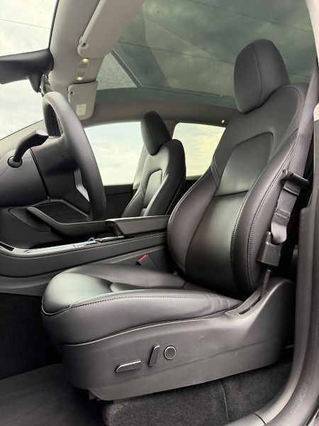 Tesla Model Y SR RWD LFP 220kW 1.Maj DPH - fotka 6 z 26