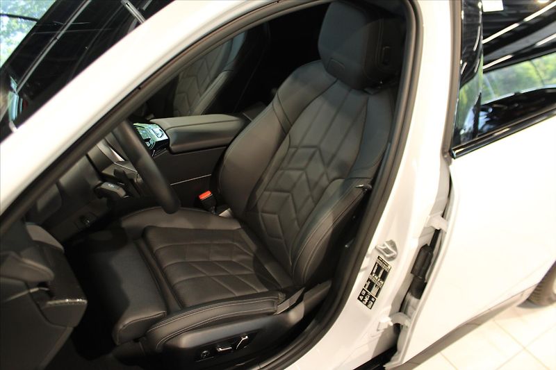 BMW Řada 5 540d xDrive M Sport DAProf/B&W - fotka 9 z 33
