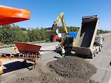 Poslední letošní opravovaný úsek dálnice D5 dostává nový cemento-betonový povrch.