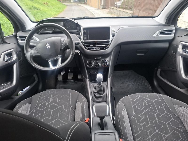 Peugeot 2008 (2019) Perfektni tech.stav - fotka 12 z 20