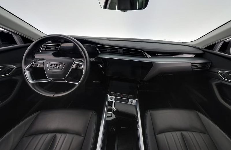 Audi Q8 e-tron 55 Q Kamera Tažné LED Vzduch - fotka 13 z 27