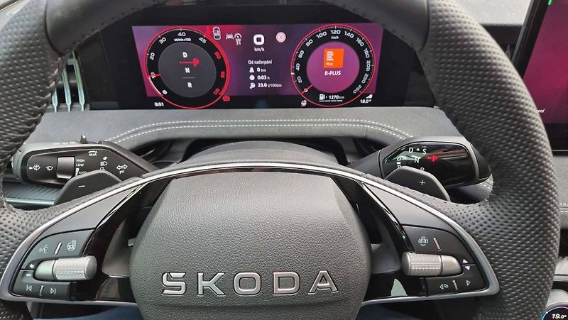 Škoda Superb Combi Sportline 2,0TDI 110kW D - fotka 17 z 20
