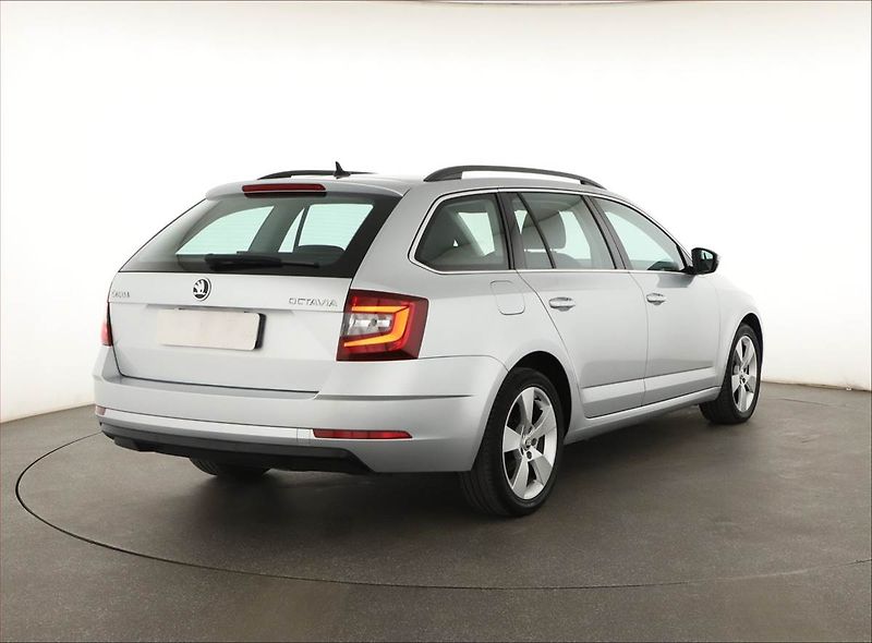Škoda Octavia (2020) Style 1.6 TDI, Kůže, Tempomat - fotka 5 z 14