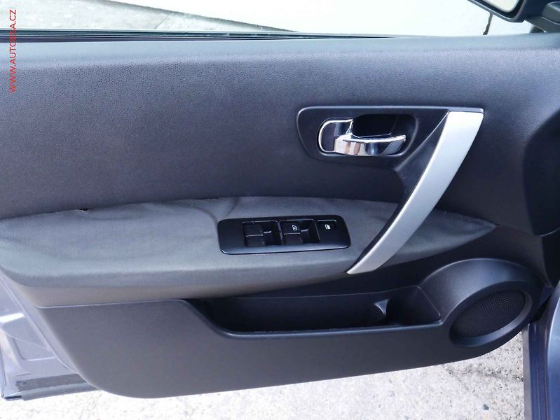 Nissan Qashqai (2008) 1.6 16V, AC, TZ, park.čidla - fotka 14 z 15
