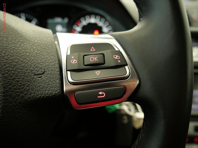 Volkswagen Passat (2014) 2.0TDI, 1.maj,ČR, DSG, xenon - fotka 16 z 24