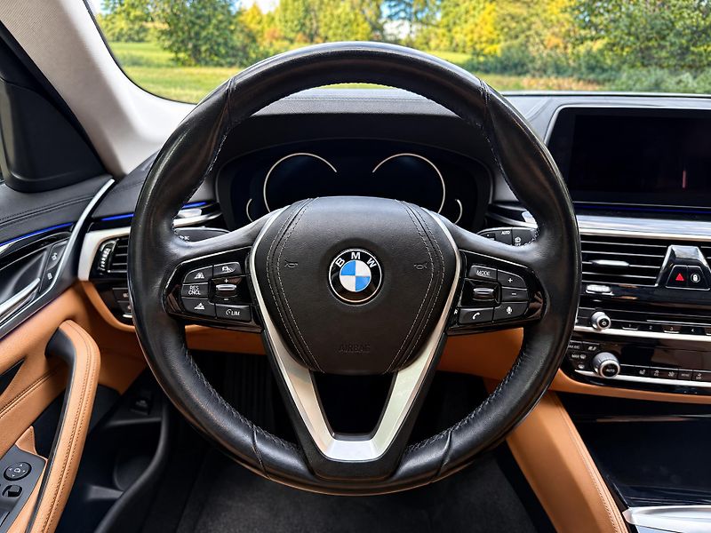 BMW Řada 5 2,0 530i xDrive Luxury Line - fotka 31 z 40