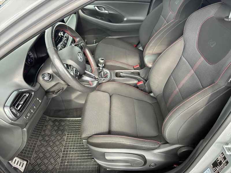 Hyundai i30 (2024) N LINE 1.5T-GDI 118kW CZ DPH - fotka 7 z 11
