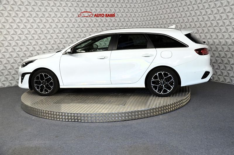 Kia Ceed (2023) SW 1.5TGDI 118 GT Line AT - fotka 8 z 15
