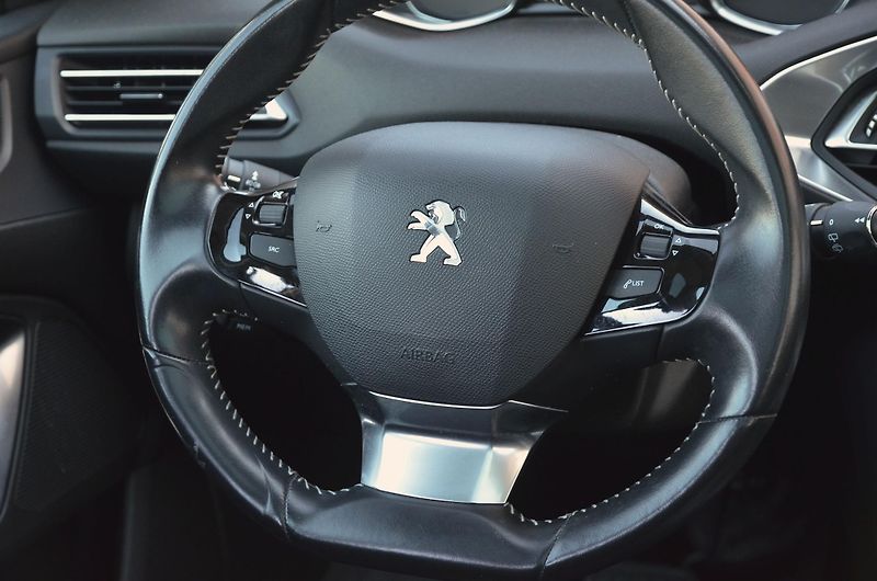 Peugeot 308 (2017) SW 1.2 96kW Allure / AUTOMAT - fotka 20 z 39