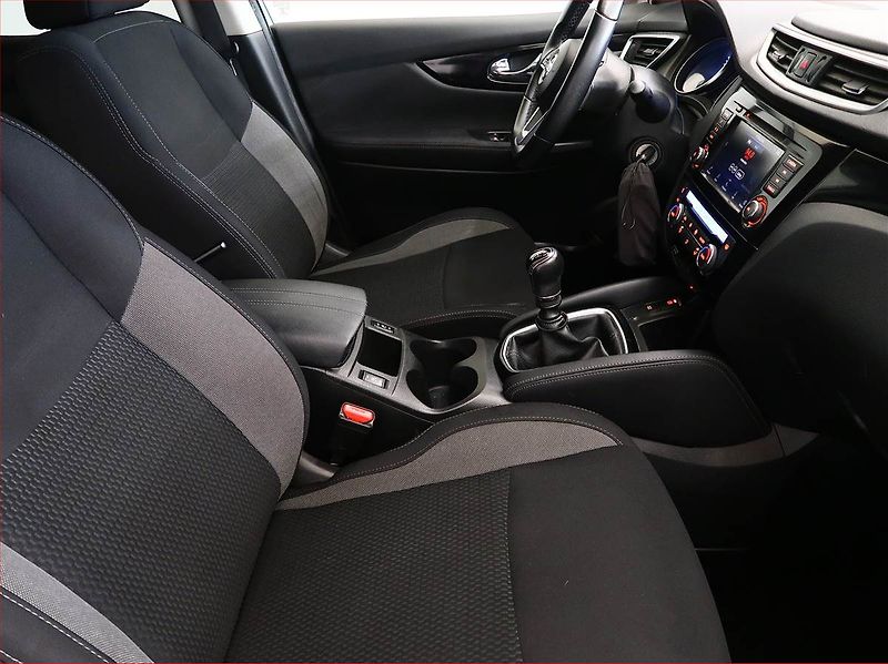 Nissan Qashqai (2021) 1.3 DIG-T, Tempomat - fotka 9 z 15