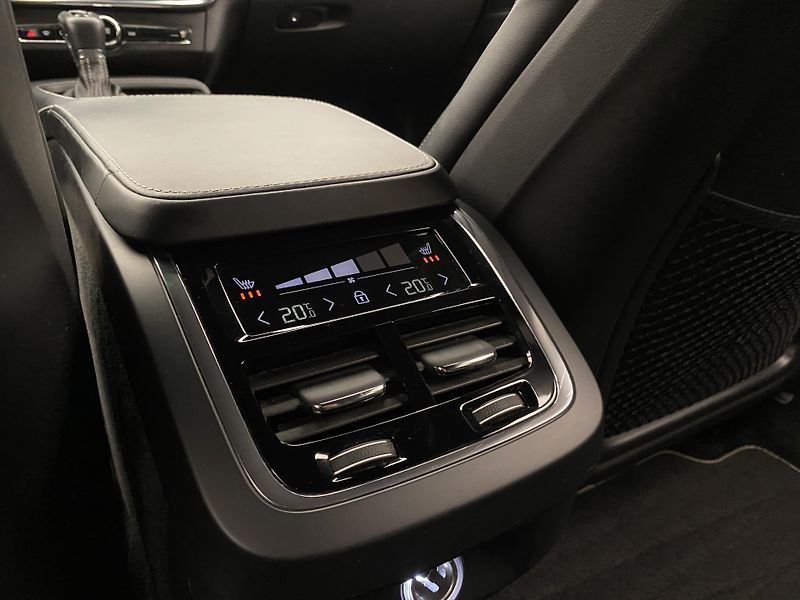 Volvo V90 D4 R-DESIGN AUT  - fotka 47 z 47