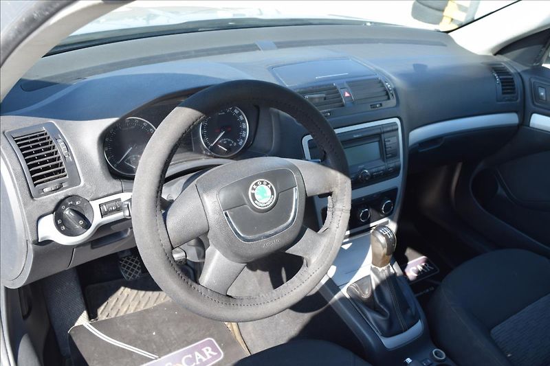 Škoda Octavia 1,9 TDI 77KW 2X KOLA PO SERVIS - fotka 16 z 49