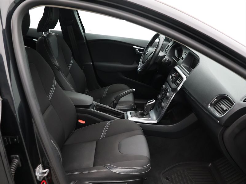 Volvo V40 2,0 D2 Drive-E Aut Momentum - fotka 11 z 25