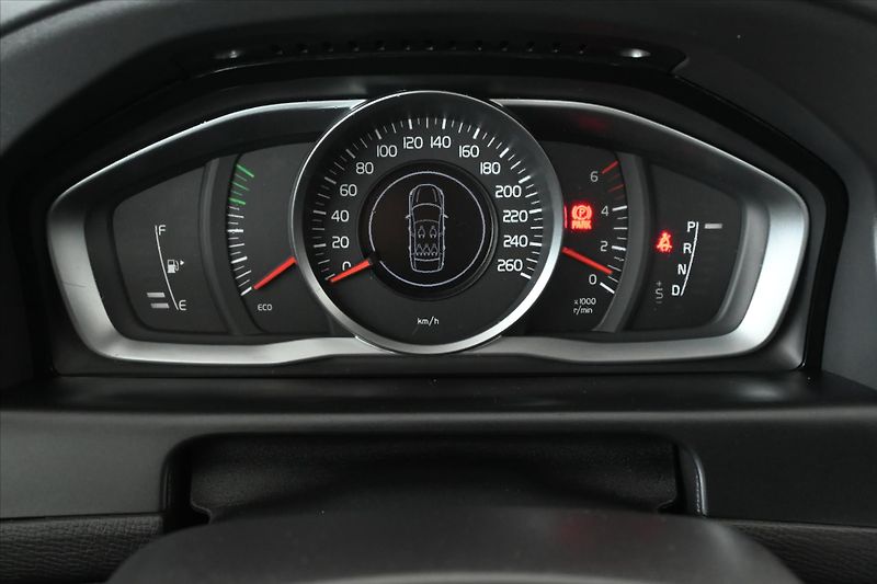 Volvo XC60 2,4 D5 133 kW AT6 AWD Záruka a - fotka 13 z 28