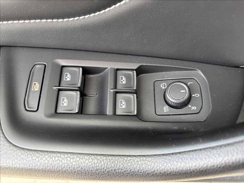 Volkswagen Passat 2,0 TDI R-Line 140kW - fotka 22 z 47