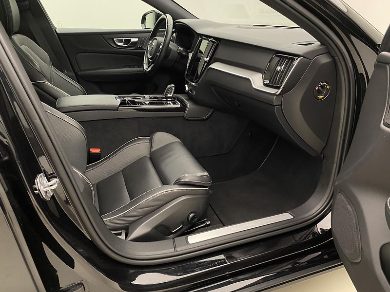 Volvo V60 T8 AWD RECHARGE R-DESIGN AUT - fotka 22 z 52
